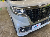 【LEDヘッドライト】悪天候や夜間走行時も良好な視界を確保し安心して運転できる高輝度LEDヘッドライトを装備!点灯速度が早く、消費電力も抑えられています。