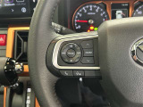 運転中、オーディオの操作をしてて、ハッとしたことはありませんか?ステアリングスイッチは、運転中でもハンドルでオーディオの操作が可能です。安全なドライブをサポートします。