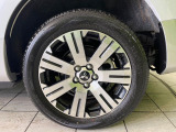 【純正アルミホイール】外観にマッチした純正アルミホイールを装着しております。各種社外アルミホイールや、スタッドレスタイヤも取扱いしております。是非ご相談ください♪