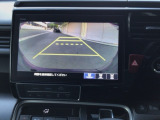 【バックカメラ】運転が苦手な方も車庫入れラクラクです!ギアをリバースに入れれば自動的に切り換わりますので、面倒な操作は不要です♪狭い駐車場もお車を傷つけず安心ですね!