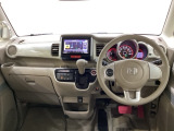 車内は光触媒抗菌消臭施工済です。スタイリッシュなデザインで暖かみのあるインパネ周りを演出します。グローブボックスやカップホルダーのほかにトレーなどたくさんの収納スペースが装備されています。
