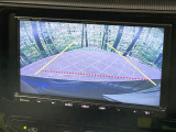 【バックカメラ】駐車時に後方がリアルタイム映像で確認できます。大型商業施設や立体駐車場での駐車時や、夜間のバック時に大活躍!運転スキルに関わらず、今や必須となった装備のひとつです!