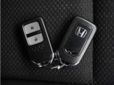 ◆スマートキー◆カギをバッグやポケットに入れたままでもドアロックの開閉ができる『スマートキー』付き!雨天や暗くなってもカギを取り出す必要がなくドアの開錠&エンジンも始動できます