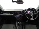 室内の使用感も少なく、まだまだこれから安心して長くお乗りいただけるお車です。