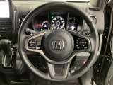 ハンドルにHondaセンシング系のクルーズコントロールやレーンキープアシストなどのスイッチと、オーディオの操作スイッチが装備されています。ハンドルから手を離さず安全に操作できます。