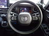 ハンドル左側にはオーディオ操作が出来るオーディオリモートコントロールスイッチ、右側にはHonda SENSINGとオートクルーズコントロールのスイッチを装備!