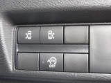 ハンズフリーオートスライドドア〈両側〉(挟み込み防止機構付)は運転席からも開閉可能。また、荷物やお子さまの抱っこで両手がふさがっていても、片足を振り入れるだけでスライドドアが開閉できます。