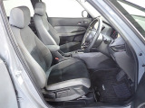 フロントは広々セパレートシート、運転席は、高さを調整できるハイトアジャスター付きです。