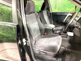 運転席シート廻りは使用感も少なく、良好な状態となっています。前オーナー様が丁寧に使っていたことがよくわかりますね。