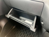 助手席前グローブボックス