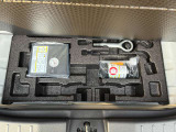 トランクルームのフタを開けると付属の車載工具がございます(^^) 必要に応じて買い足していただくことも可能です!