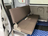 【リヤシート】折り畳み式のベンチシート。短距離移動や作業者には十分です。
