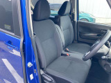 前席です。センターコンソールが無いので車内での左右移動が出来ます。