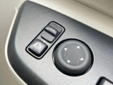 【電動格納ミラー】サイドミラーは電動格納式となっており、狭い駐車場でもキズがつくリスクを抑えられます。