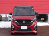 Urban CHROME特別装備のダーククロムフロントグリルです。そしてアダプティブLEDヘッド&LEDフォグランプ搭載!明るくクリアな視界を確保して安全運転を支援します。さらに4WDなので冬道も安全ですね(^^)!