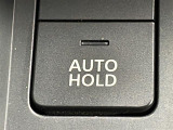 【ブレーキホールド】システムがONのとき、信号待ちなどの停止中に、ブレーキペダルから足を離してもブレーキがかかったまま保持されます!