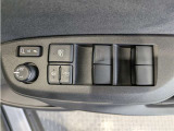 パワーウィンドウのスイッチですよ。 運転席に居ながら窓を開け閉めのコントロールできますよ。 ロック機能で、子供がイタズラして窓を開けるという事も無くなりますよ。