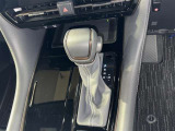 シフトレバーはフロアに配置されています。