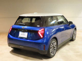 当社各支店にてレンタカーとして使用していたNEW MINIクーパー3Dr Eが入庫しました。稀少アイシーブルーは往年のMINIブランドらしさを体現しており、おススメし易いモデルです。