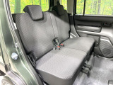後部座席も気になるようなキズ・汚れやへたり等、大きなダメージはなく、良好な状態です。