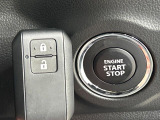 【キーレススタートシステム】カバンやポケットに入れたままでもドアの施錠・解錠が可能なスマートキーを装備。エンジンのオン・オフ時もカギを取り出す必要が無いからとっても便利です♪