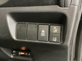 Hondaセンシング用の、VSA(ABS+TCS+横滑り抑制)解除と路外逸脱抑制機能のオンオフスイッチなどはハンドルの右側に装備しています。