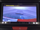 ギヤをR(バック)に入れるとナビ(社外品)の画面に後ろの映像が映るリアカメラ付です。後退時、コンディションが悪い視界でもカラーバックモニターがドライバーをサポートします。