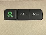ECON モードをON にするとアクセルペダルの動きに対するエンジンの反応とエアコンの制御を切り換えることで、燃費のいい運転をするドライバーがペダルを踏んだ時と同じようにエンジンを制御します。