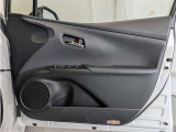 運転席ドア内張はご覧の通り。ドアポケットの収納もバッチリです