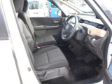 体が沈み込まないちょうどいい固さのシートなので、長時間の運転も疲れづらいんですよ♪足元もすっきりと広いです!