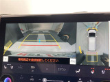 バックカメラの他に上から見下ろしたような画像が見れるアラウンド(全方位)モニター。前後左右を把握できる、すごい機能が装備されています!