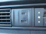 ナビ接続可能なUSBジャック、充電用USBジャックが装備されています。