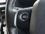 便利なステアリングスイッチ付きでナビに目をやらなくても音量調整等が可能です。