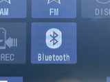 Bluetoothオーディオ対応可。お持ちのスマホやiPodなどとBluetooth接続して外部機器内の音楽などを車内で楽しめます。