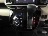 オートエアコン付きなので一度、温度を設定すれば自動的に過ごし易い温度に調整してくれますよ。車内をいつでも快適空間にしてくれます。