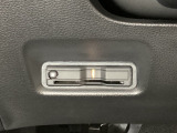 ハンドルの左下にETCがついています。高速道路の料金所の通過も楽々です。 カードの取り出しもしやすい場所についています。