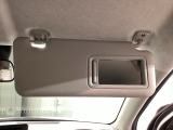 バニティーミラーが付いています。女性にうれしい装備ですね!