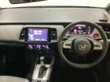 車内は光触媒抗菌消臭施工済です。インパネ周りはスタイリッシュなデザインです。グローブボックスやカップホルダーのほかにトレーなどたくさんの収納スペースが付いています。