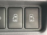 【両側パワースライドドア】スマートキーや運転席のスイッチで後席両側スライドドアの開閉が可能♪電動だから力を入れてドアを開ける必要が無く、小さなお子様でも簡単に開け閉めでき快適です♪