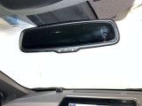 【自動防眩ミラー】夜間走行時、後続車のヘッドライトの反射を自動的に弱くします。 パワーモードONモード、オートミラースイッチONのときに作動。 スイッチ押すごとにON、OFFが切り換わります。