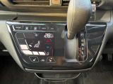 オートエアコンでパネルタッチするだけで操作が可能です(^^)☆AUTOにすれば簡単に車内の空調を快適に調整してくれます♪嬉しいシートヒーター付き(^^)