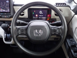 ハンドル左側にはオーディオ操作が出来るオーディオリモートコントロールスイッチ、右側にはHonda SENSINGとオートクルーズコントロールのスイッチを装備!