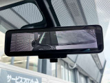 インテリジェントルームミラー☆後席に乗っている人や、大きな荷物を載せていると見にくくなりがちな後方視界。。こちらは車両後方のカメラ映像をミラーに映すので、天候にも影響されないクリアな後方視界を実現☆