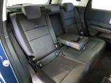 【べスキンブラックコンビシート】セカンドシートもフロントシートと同様安心感があり、クリアランスもしっかりと確保されております。大人の方も余裕でお乗りになれます。