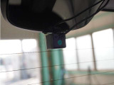 この車にはリアにもドライブレコーダーを装備しております◆映像・音声などを記録する自動車用の装置です。 もしもの事故の際の記録はもちろん、旅行の際の思い出としてドライブの映像を楽しむことができます。