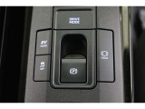 燃費優先のECO、走りと燃費のバランスに優れたNORMAL、俊敏でパワフルなPOWER。気分や走行状況に合わせて走りを選べます。夜間など、静かに走行したい時にはモーターで動くEVへ切替えも出来ます。