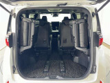 サードシートを左右に跳ね上げると広々とした荷物スペースに☆