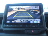 バックカメラが付いています。雨や夜でも後方確認が可能です。目視とあわせて、ご利用ください!