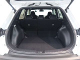 開口部の広いラゲージスペースは、ゴルフバックなどの荷物もラクラク積み込めます。
