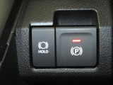 電動パーキングブレーキ&オートブレーキホールド機能付。「HOLD」スイッチを押しシステムONの状態にしておくことで信号待ちでブレーキを踏んで停車時ブレーキペダルから足を離してもブレーキを保持。楽です。